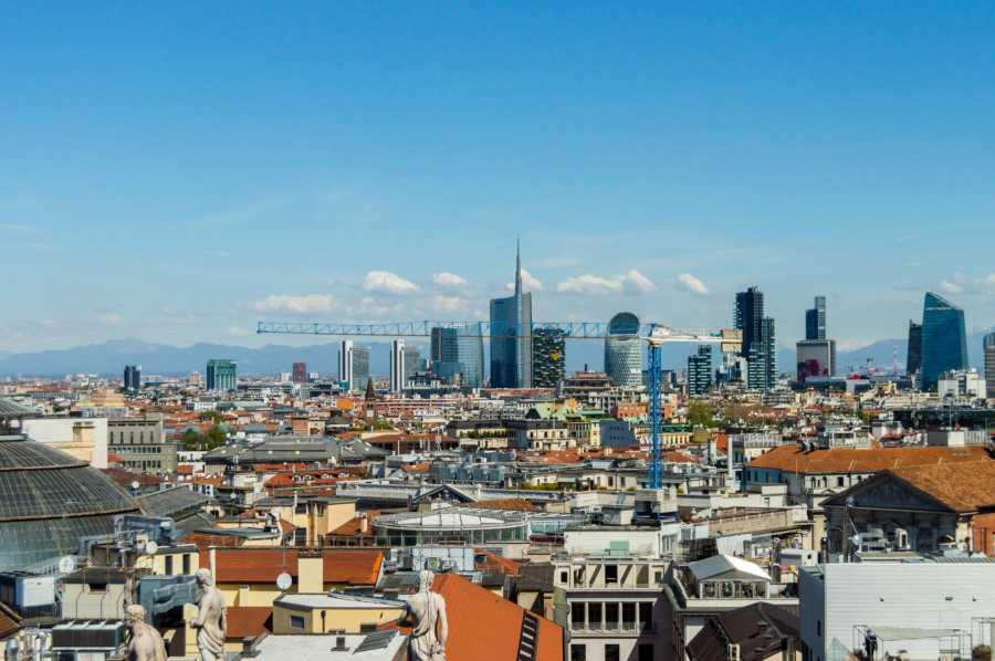 Nybyggeri i Italien: Priserne steg med 4,9 % i starten af 2026. Salget af nye boliger viste imponerende dynamik i første kvartal (+8,6 % i hele landet). Milano og Rom bekræftede deres position som de mest kostbare byer, mens Bologna oplevede en historisk vækst i både priser (+8,4 %) og handelsvolumen. Første halvdel af 2026 blev registreret.