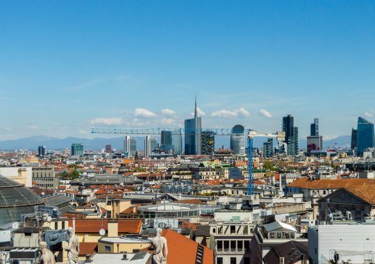 Nybyggeri i Italien: Priserne steg med 4,9 % i starten af 2026. Salget af nye boliger viste imponerende dynamik i første kvartal (+8,6 % i hele landet). Milano og Rom bekræftede deres position som de mest kostbare byer, mens Bologna oplevede en historisk vækst i både priser (+8,4 %) og handelsvolumen. Første halvdel af 2026 blev registreret.