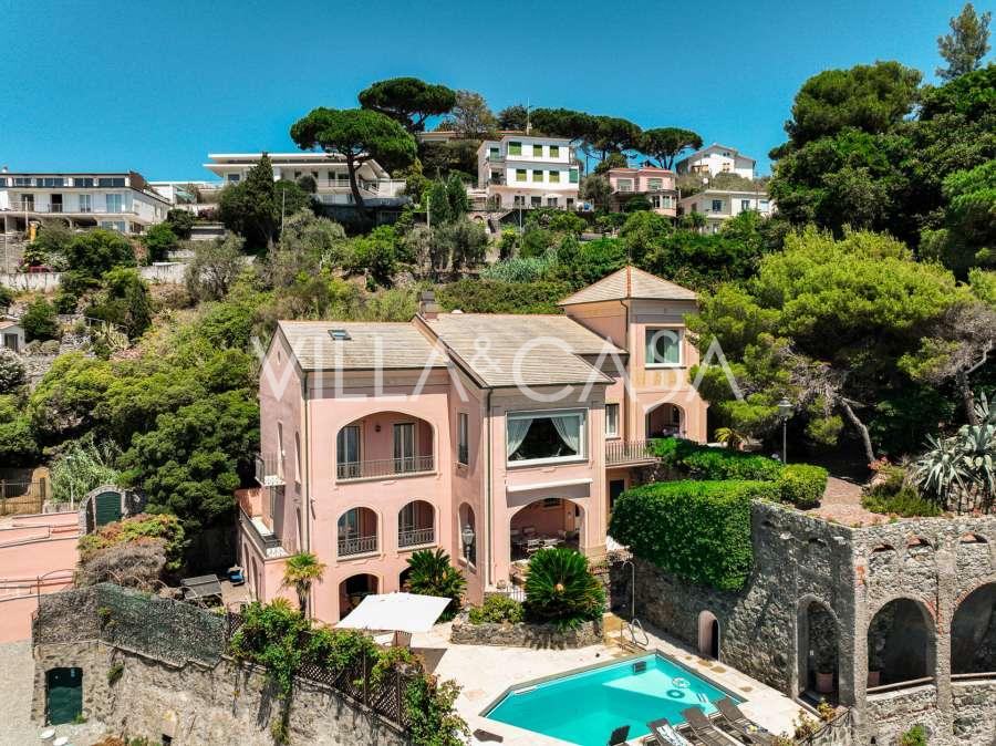 Villa til salg på første strandlinje i Ligurien