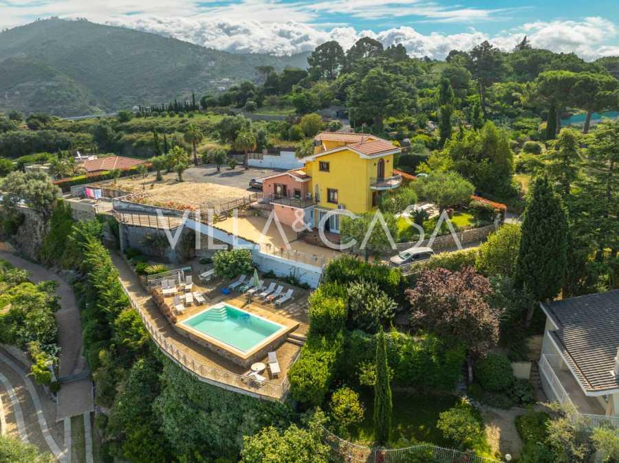 Hus i Bordighera med panoramaudsigt over Monaco.