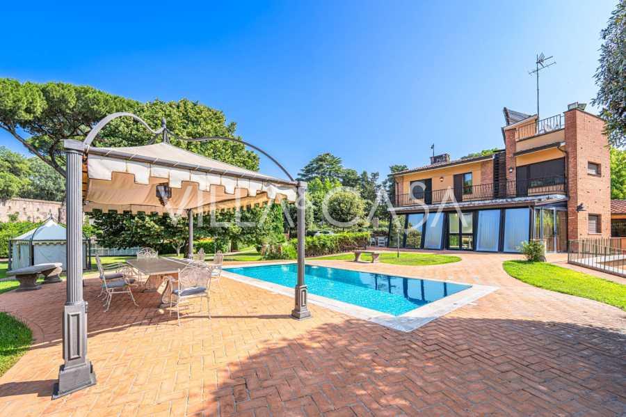 Villa med pool i et elegant område i Rom.
