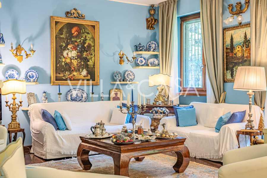 Fireværelses lejlighed med elegant design i Milano.