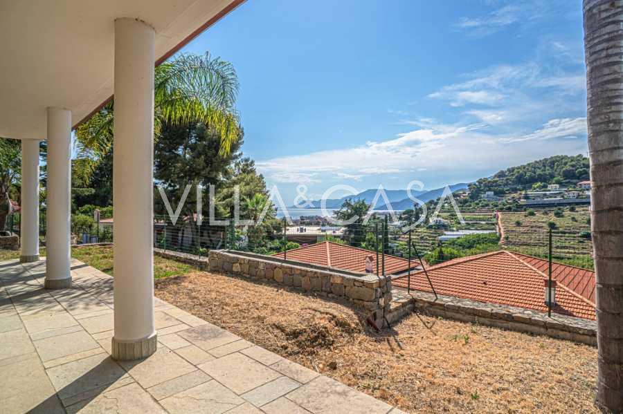 Moderne villa med havudsigt i Bordighera