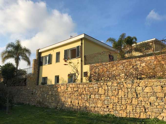 Villa med udsigt over havet og Monaco i hyggelige omgivelser i Bordighera.