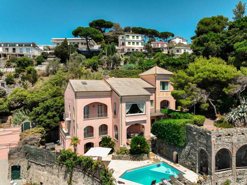 Villa til salg på første strandlinje i Ligurien