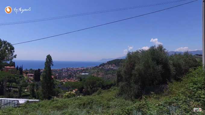 Grundstykke på 1 hektar ved havet i Bordighera