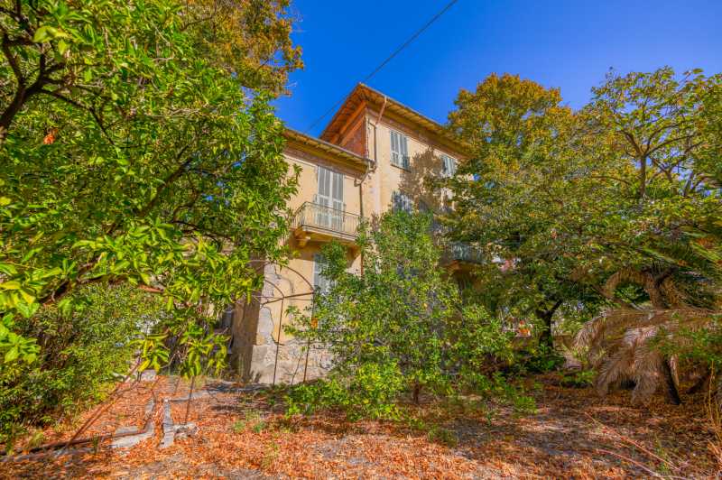 Villa på 450 m2 i Ventimiglia til restaurering.