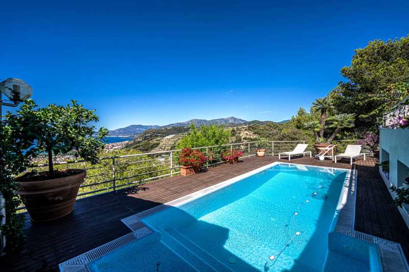 Villa med panoramaudsigt over Monaco i Bordighera.