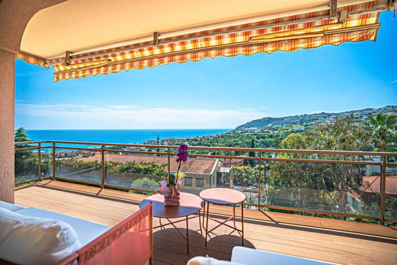 Renoveret treværelses lejlighed i Sanremo