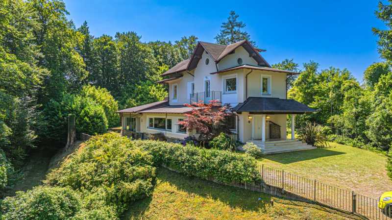 Eksklusiv villa ved Maggioresøen i Stresa til salg