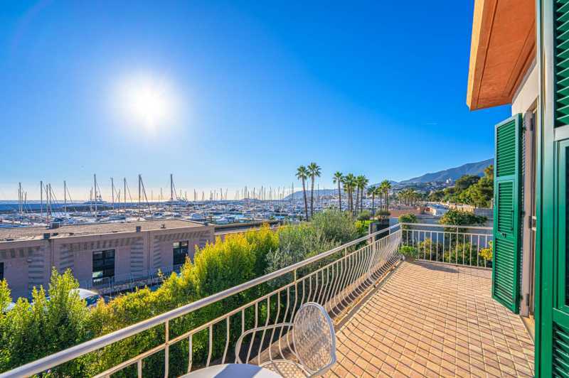 Der er en elegant villa til salg ved havet i Sanremo.