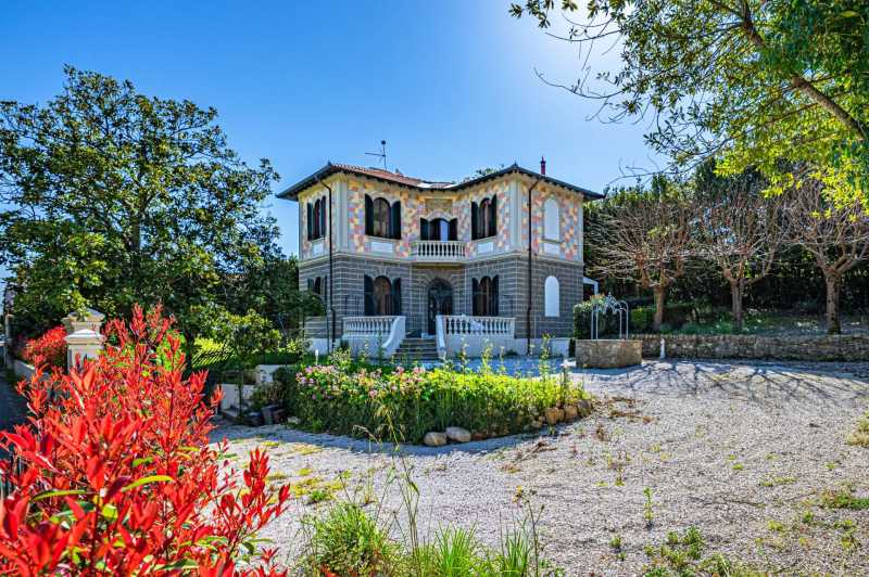 Villa med swimmingpool i liberty-stil nær Livorno