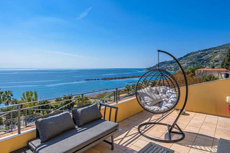 Fantastisk villa til salg ved havet i Ospedaletti