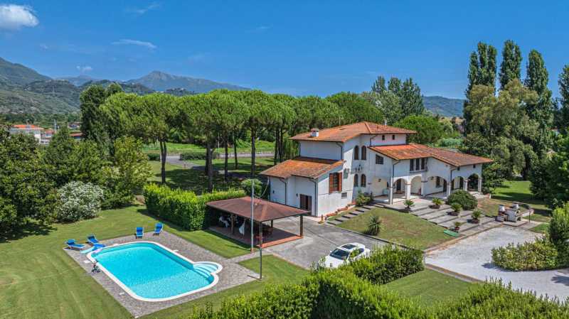Villa med pool i Pietrasanta til salg