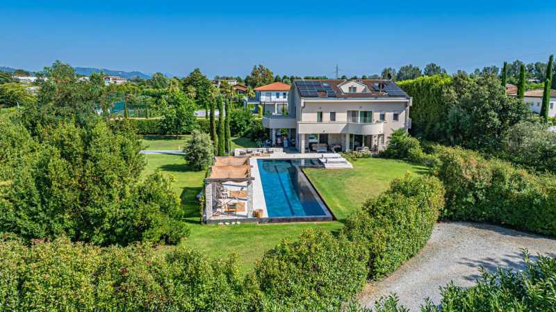 Villa med swimmingpool i Forte dei Marmi til salg