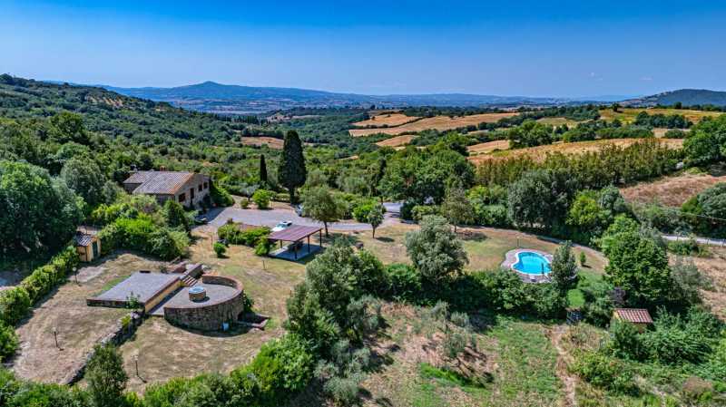 Villa med swimmingpool og sø til salg i Toscana