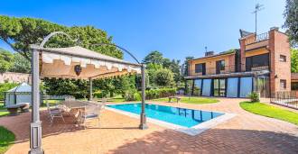 Villa med pool i et elegant område i Rom.