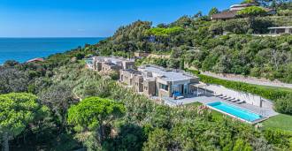 Moderne villa med pool i Punta Ala, til leje.