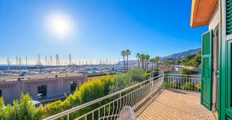 Der er en elegant villa til salg ved havet i Sanremo.