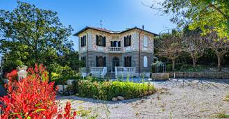 Villa med swimmingpool i liberty-stil nær Livorno