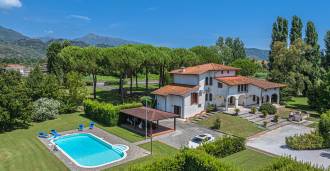 Villa med pool i Pietrasanta til salg