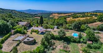 Villa med swimmingpool og sø til salg i Toscana