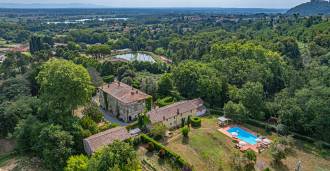 Villa med vinmarker i Lucca til salg