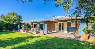 Grund til villa med swimmingpool ved havet i Pescia Romana til salg