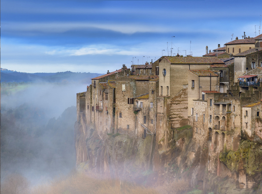 Pitigliano by med naturlige klipper og huler